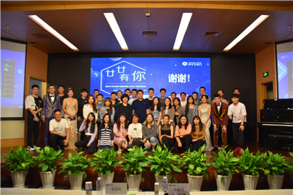 15. 图为演职人员与部分观众合影.jpg 15. 图为演职人员与部分观众合影.jpg