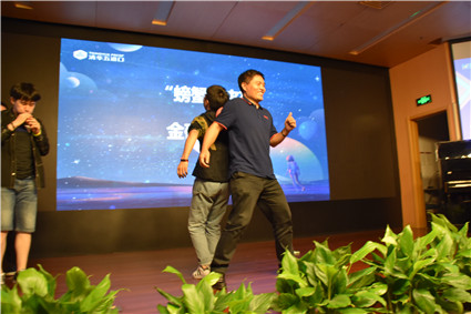 11. 螃蟹夹球游戏环节 (1).jpg 11. 螃蟹夹球游戏环节 (1).jpg